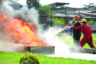 17-PELATIHAN MEMADAMAN KEBAKARAN DI PELUMPANG