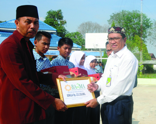 5-BAZMA RU III Salurkan Zakat Pekerja Lewat Bantuan Pendidikan Rp 233 Juta (2)